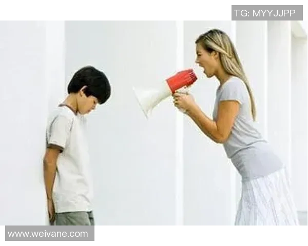 足球明星被小孩当众批评引发热议视频曝光引发网友热议